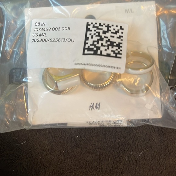 H&M 9-PACK RINGS
GOLD-COLORED/WHITE (Resin 60%, Metal 40%) Size M/L - Picture 6 of 7